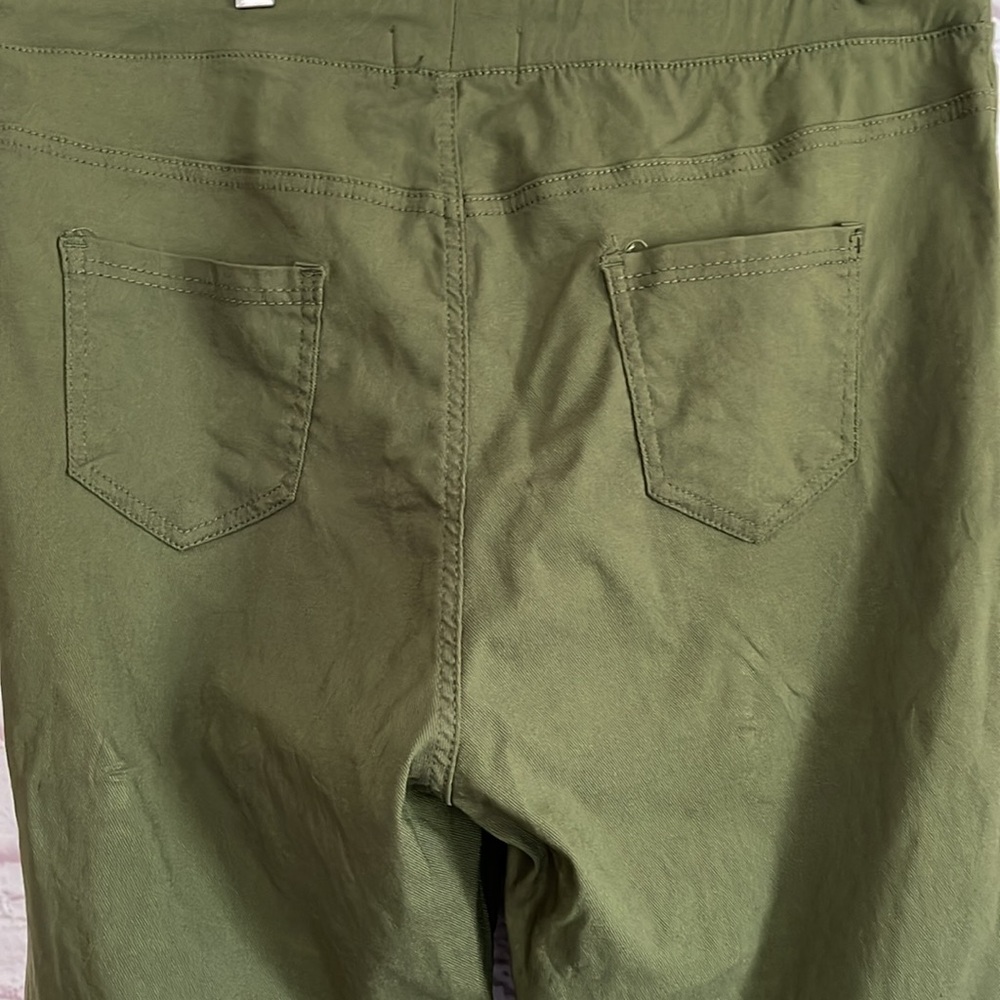 Thrill Green Capris Versatile Cotton Blend - Picture 6 of 6